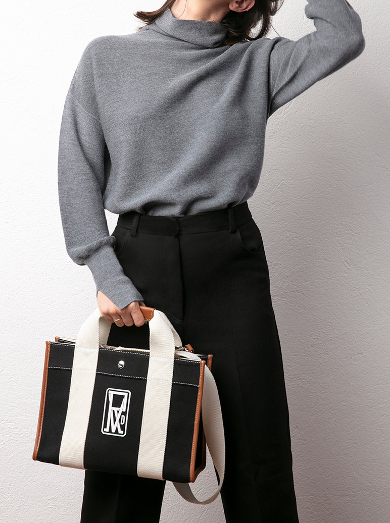 Traveller M - Logoprint Black & White