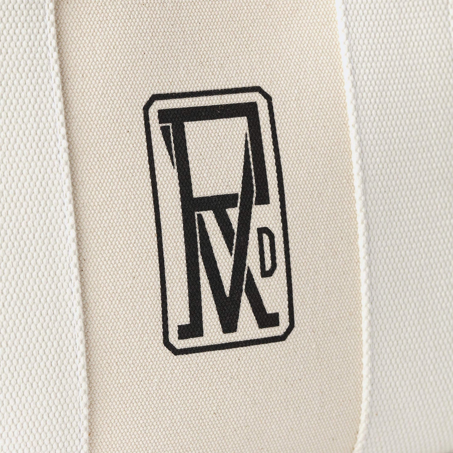Traveller M - Logoprint White